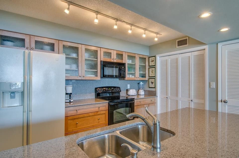 Apartment, 1 Queen Bed with Sofa bed (Tristan Towers unit 13C) | Private kitchen