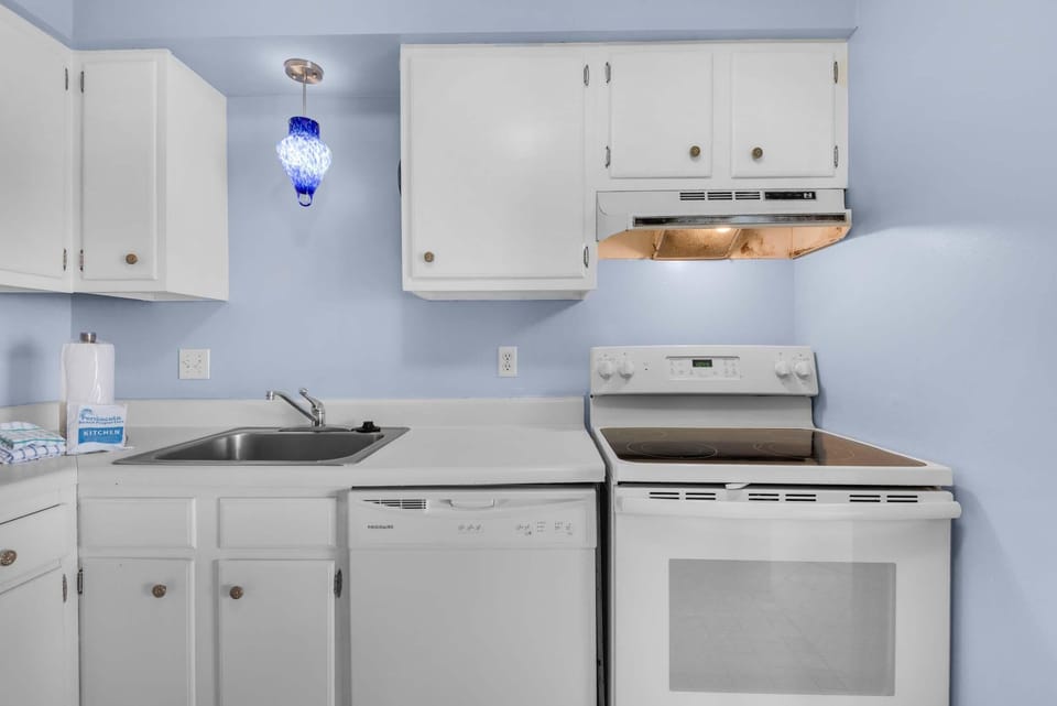 Apartment, 1 King Bed with Sofa bed (Villas on the Gulf unit E4) | Private kitchen | Oven, toaster