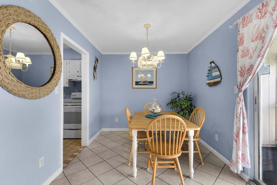 Apartment, 1 King Bed with Sofa bed (Villas on the Gulf unit E4) | Dining