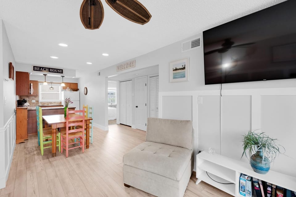 Apartment, Multiple Beds (Villas on the Gulf unit C5) | Living area