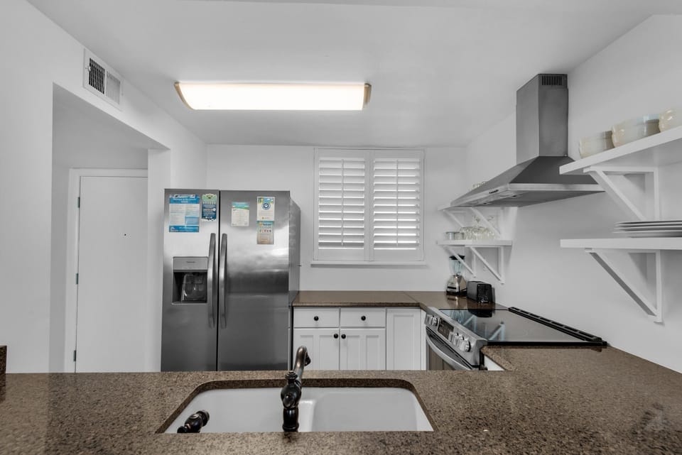 Apartment, 1 Queen Bed (Gulf Winds 101) | Private kitchen | Oven, toaster, paper towels