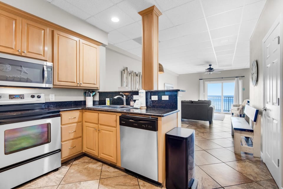 Apartment, Multiple Beds (Sans Souci unit 209) | Private kitchen | Oven, toaster, paper towels