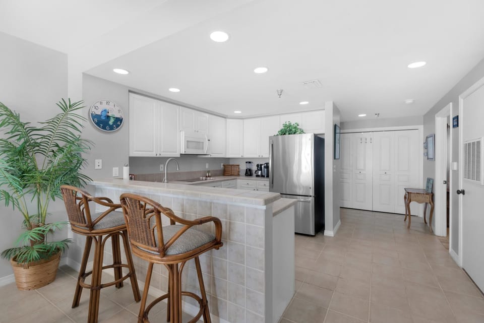 Apartment, Multiple Beds (Emerald Isle unit 1206) | Private kitchen | Oven, toaster, paper towels