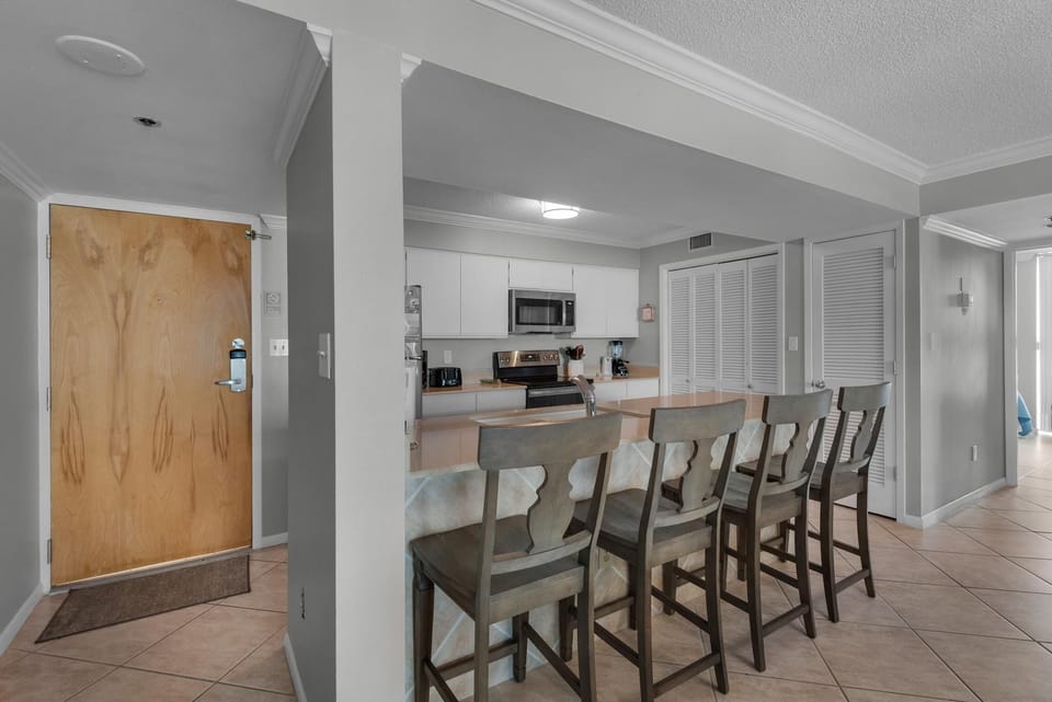 Apartment, Multiple Beds (Tristan Towers unit 14D) | Private kitchen | Oven, toaster