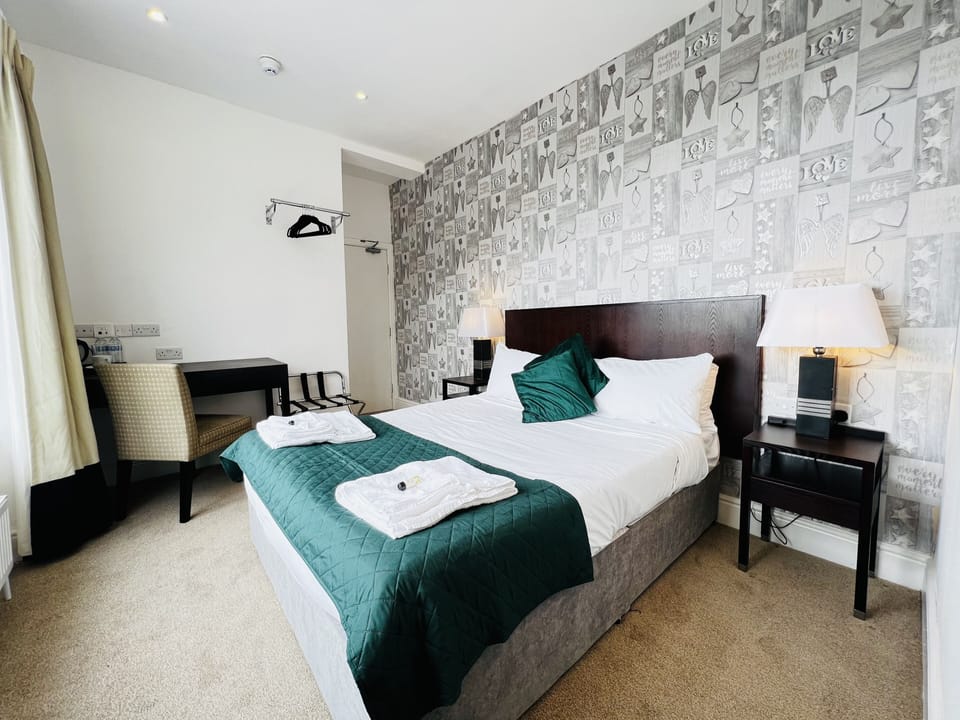 Family Room | Desk, free WiFi