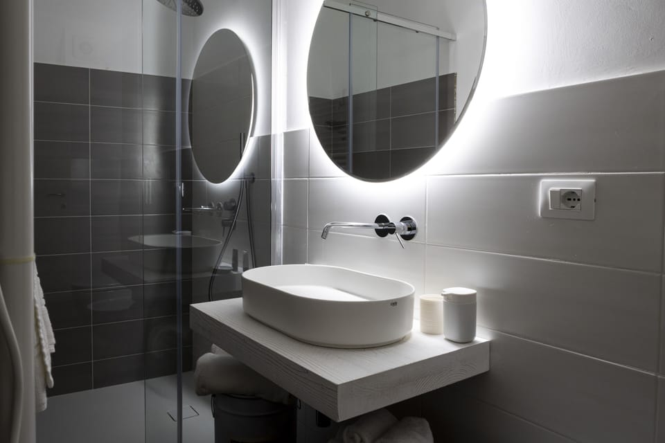 Standard Room ORANGE | Bathroom | Hair dryer, towels, soap, shampoo