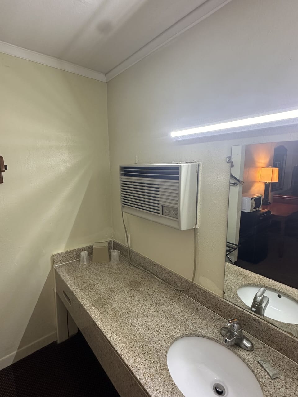 Basic Room | Bathroom | Free toiletries