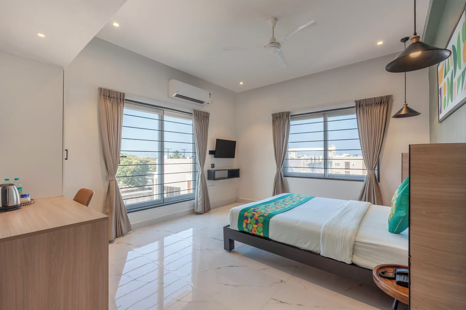 Deluxe Room | In-room safe, desk, free rollaway beds, free WiFi