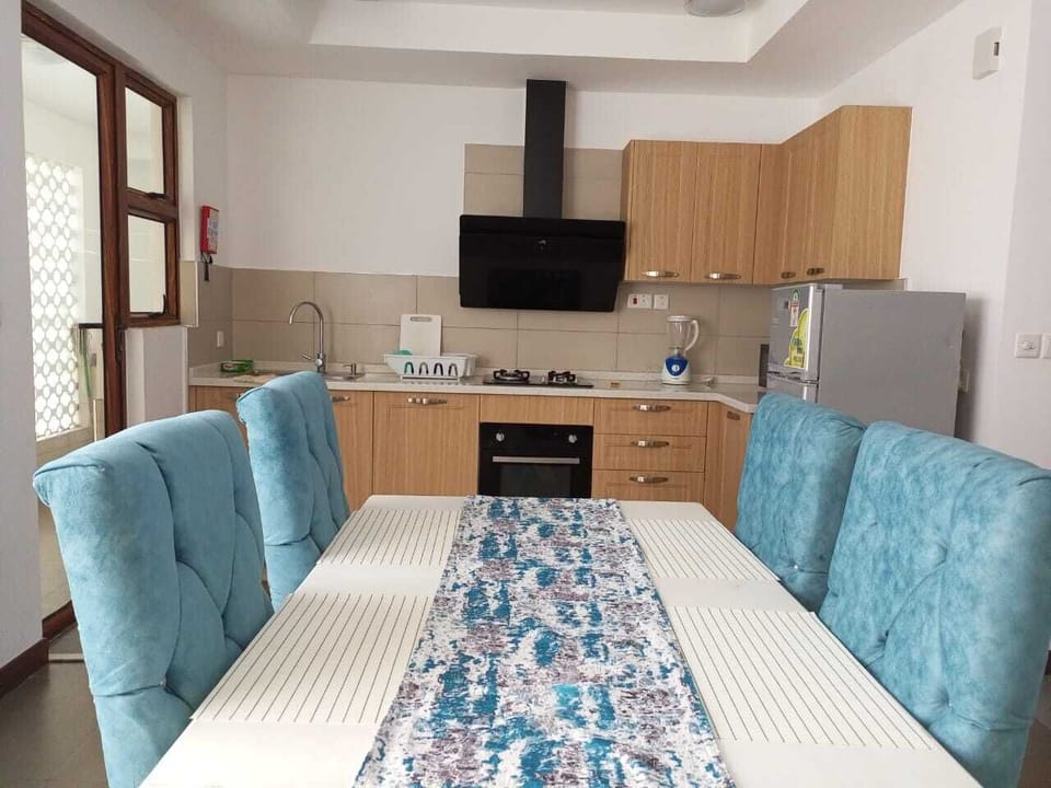 Family Apartment | Private kitchen | Fridge, microwave, cookware/dishes/utensils