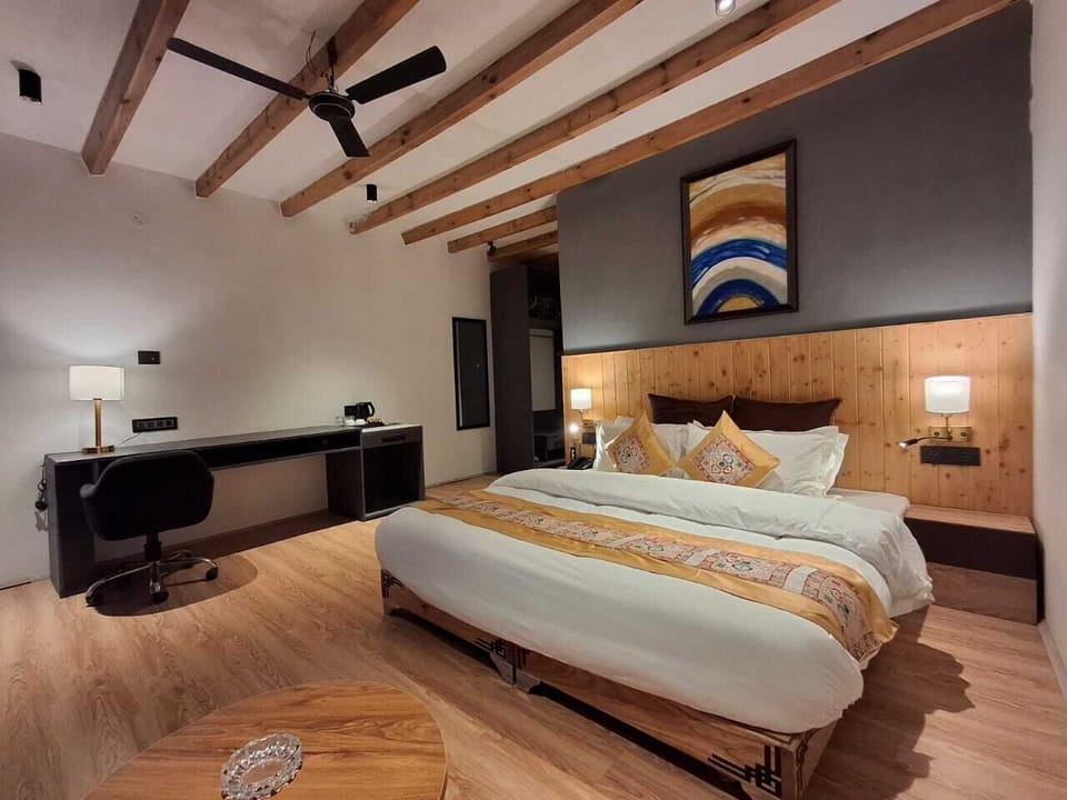Deluxe Room, Mountain View | Hypo-allergenic bedding available, desk, laptop workspace, bed sheets