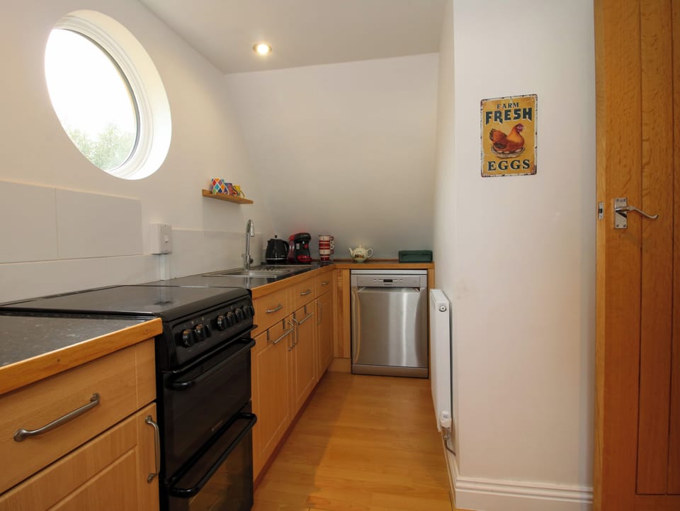 Cottage | Private kitchen | Fridge, dishwasher, electric kettle, toaster