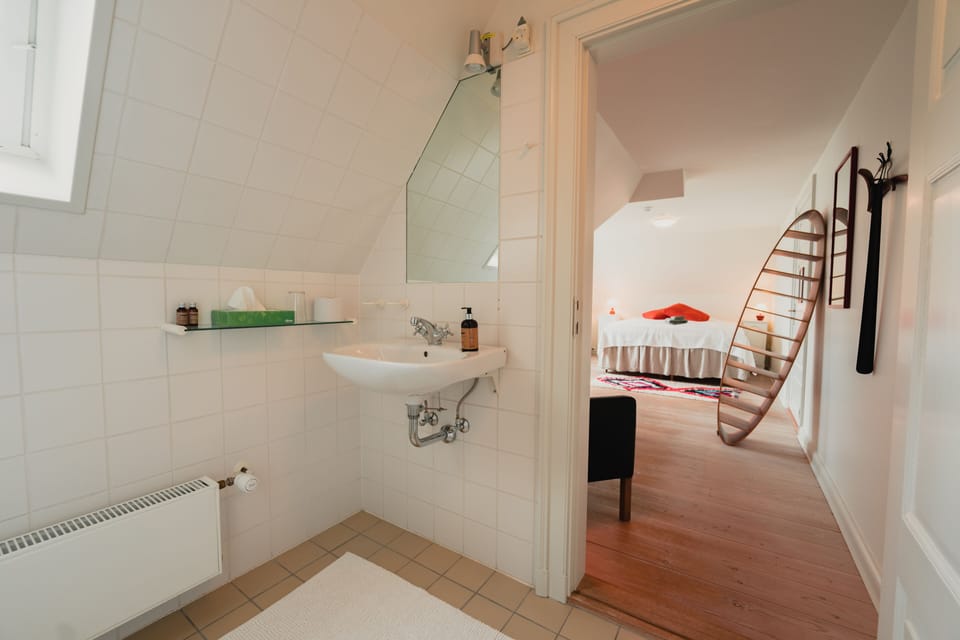 Basic Double Room | Bathroom | Shower, free toiletries, hair dryer, towels