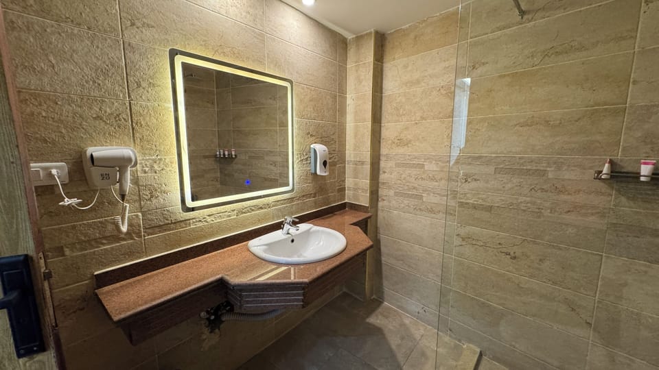 Deluxe Single Room | Bathroom | Shower, rainfall showerhead, hair dryer, bathrobes