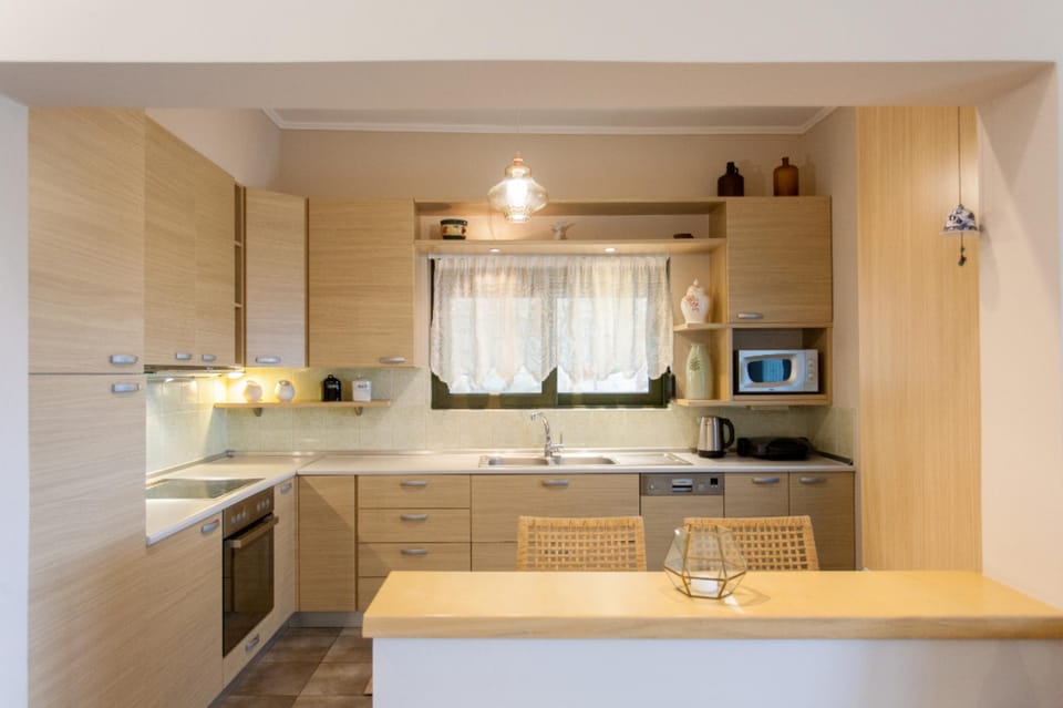 Superior Villa | Private kitchen | Full-size fridge, microwave, oven, stovetop