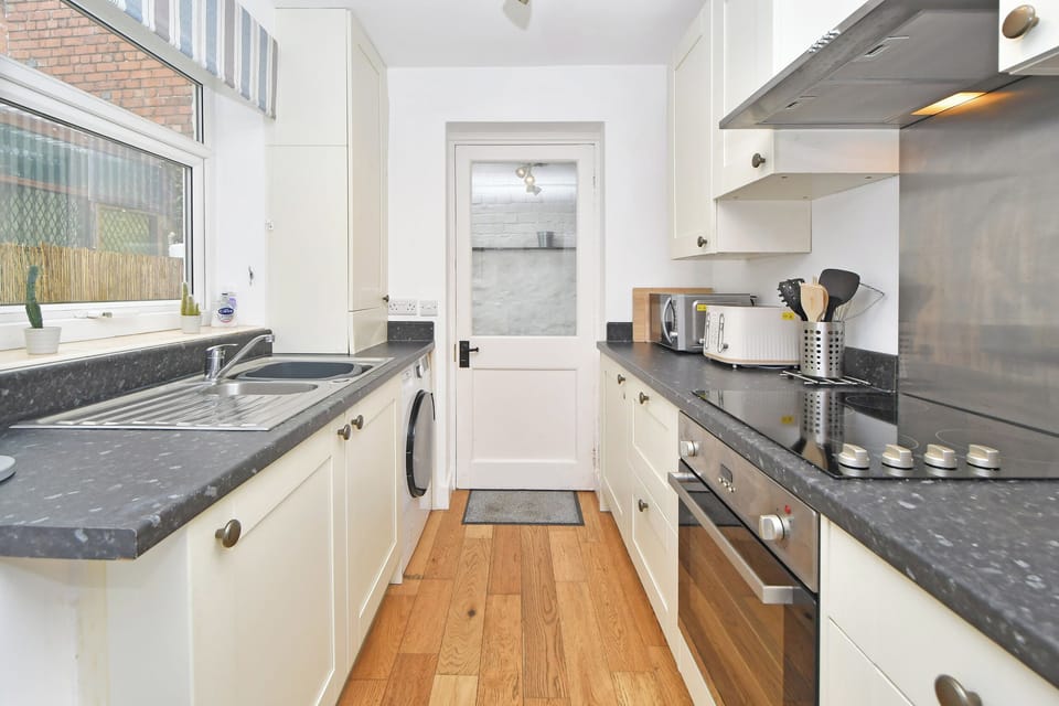 Cottage | Private kitchen | Fridge, dishwasher, electric kettle, toaster