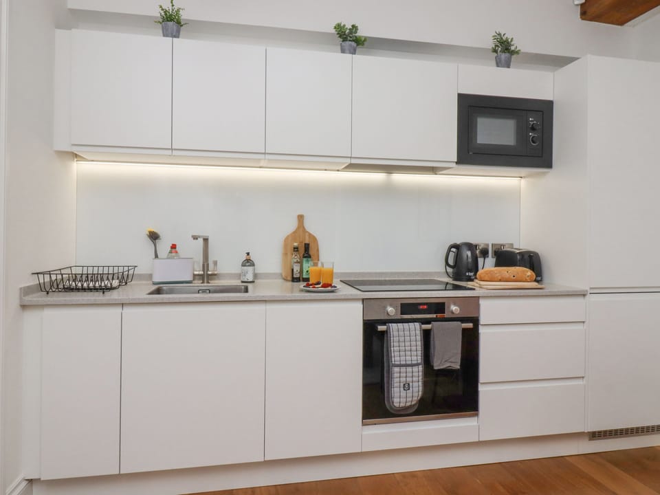 Dishwasher, electric kettle, toaster, cookware/dishes/utensils