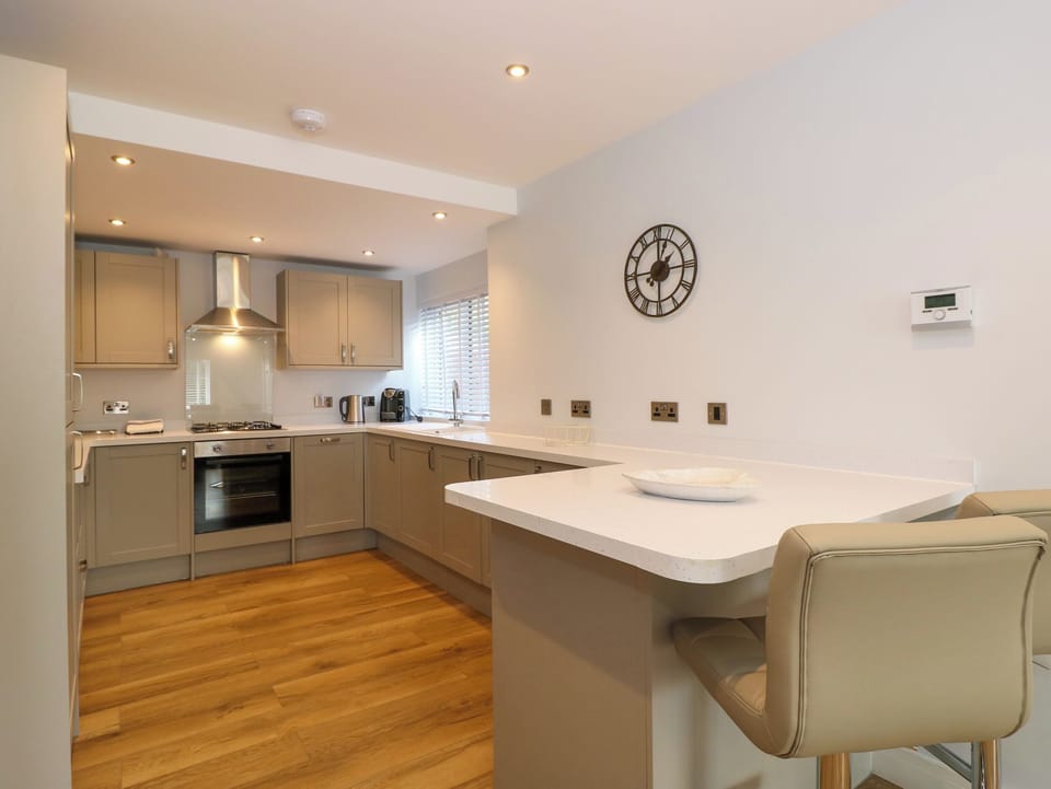 Cottage | Private kitchen | Dishwasher, electric kettle, toaster, cookware/dishes/utensils