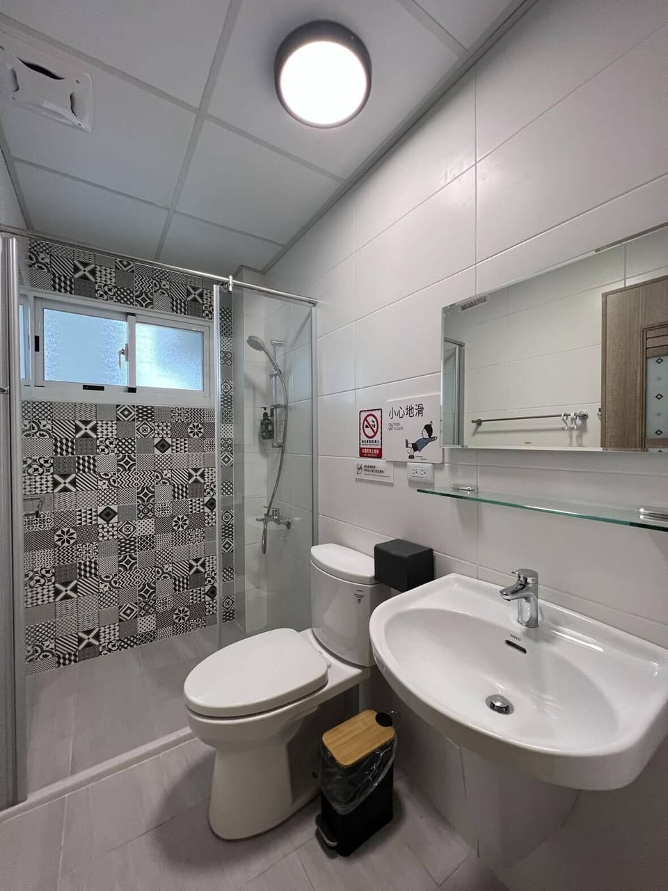 Shower, rainfall showerhead, free toiletries, hair dryer