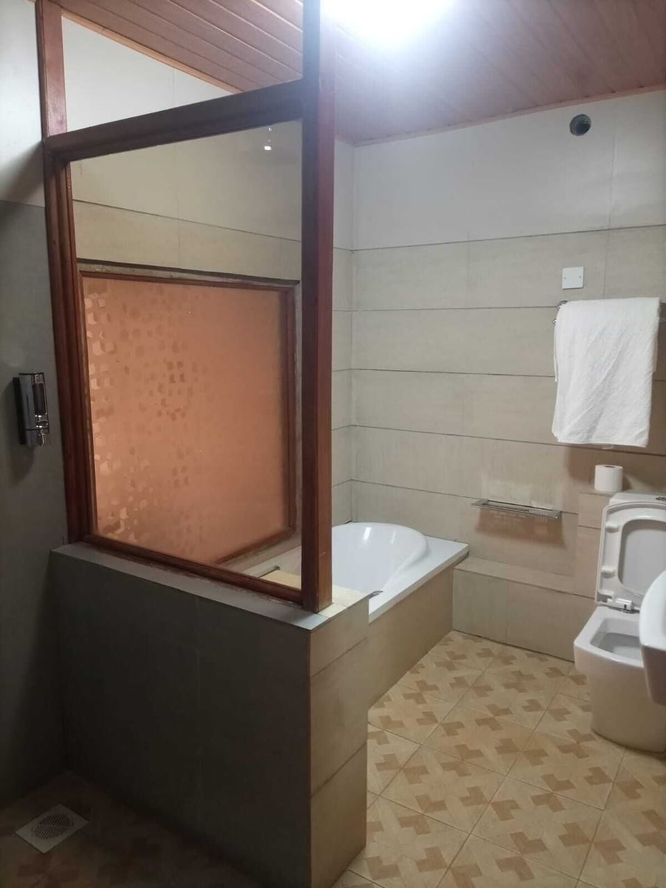 Executive Double Room | Bathroom | Slippers