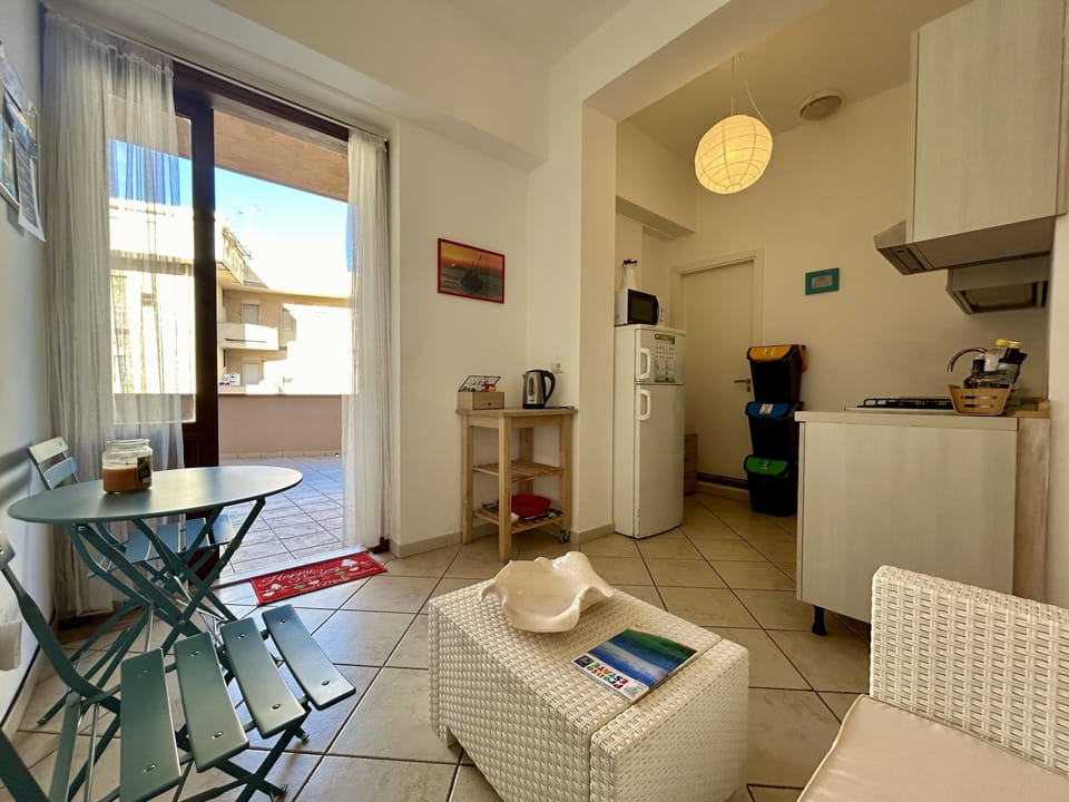 Full-size fridge, microwave, oven, stovetop