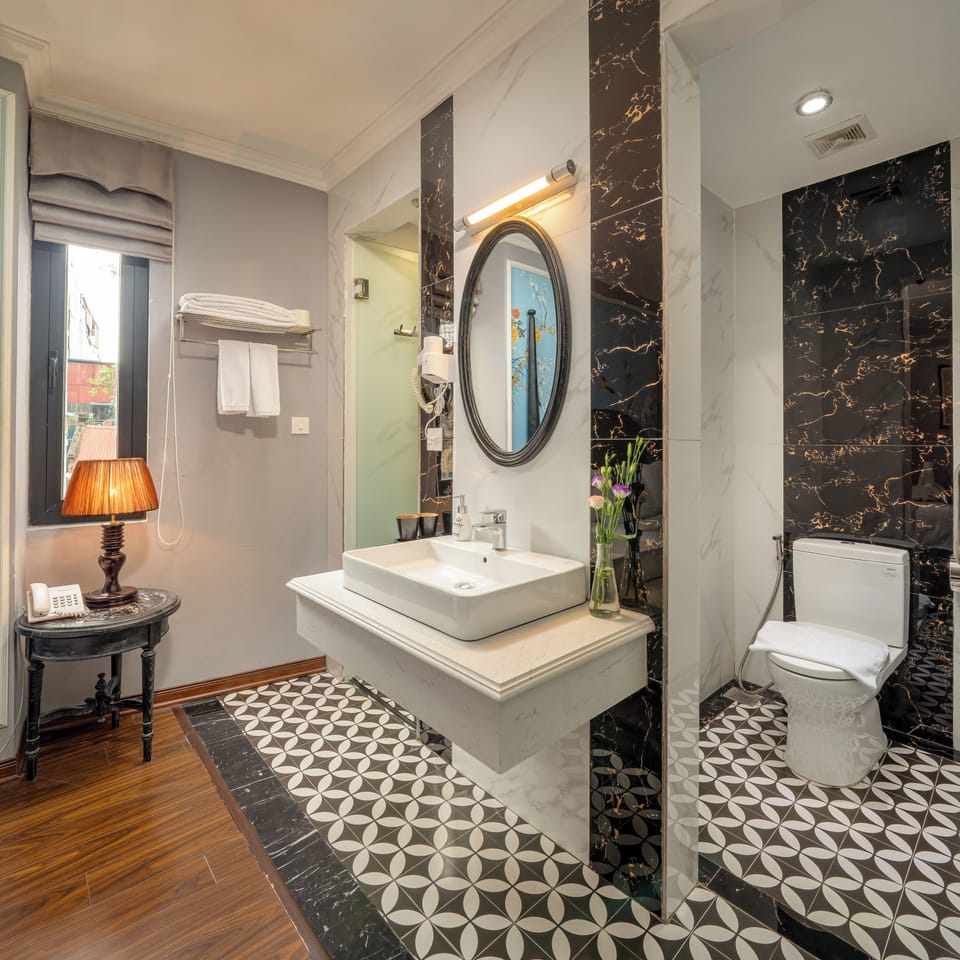 Shower, rainfall showerhead, free toiletries, hair dryer