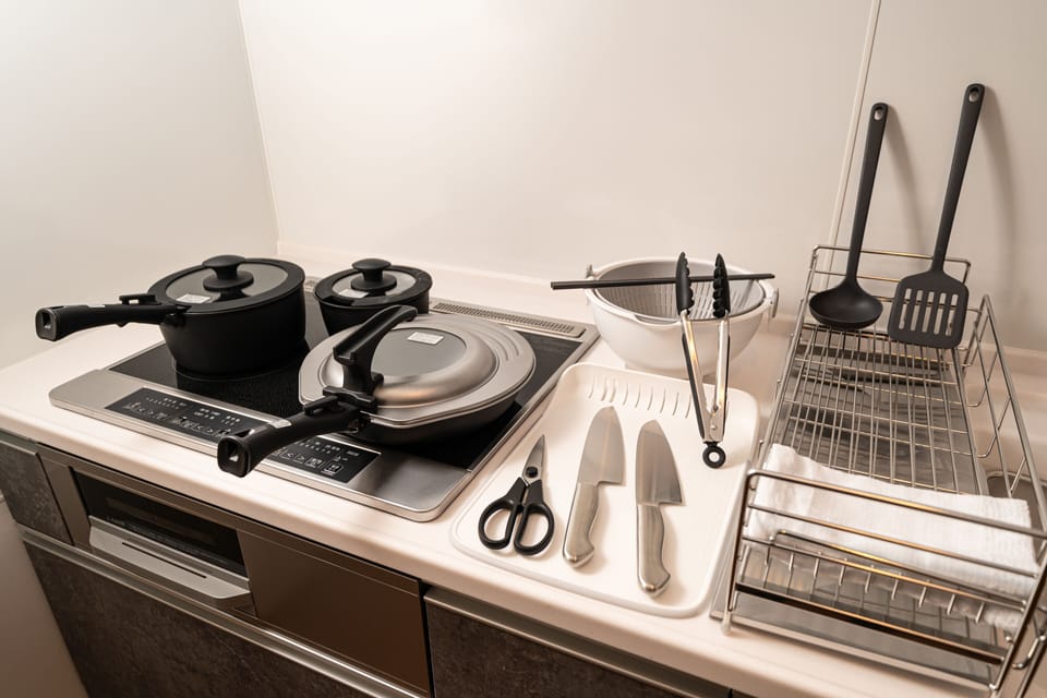 Comfort House | Private kitchen | Full-size fridge, microwave, oven, stovetop