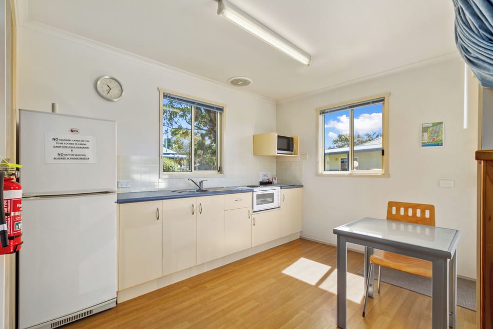 Standard Cabin | Private kitchen | Microwave, stovetop, toaster, cookware/dishes/utensils