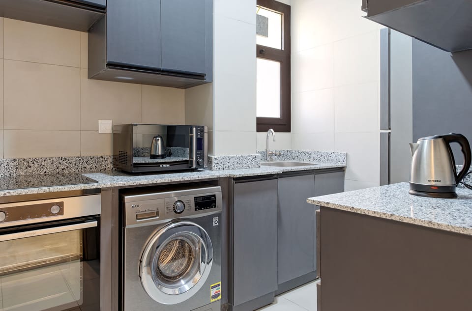 Elite Apartment | Private kitchen | Fridge, microwave, cookware/dishes/utensils, paper towels
