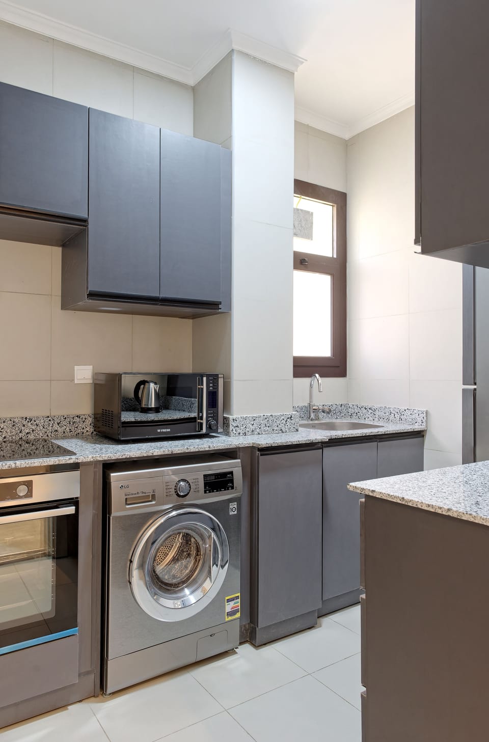 Elite Apartment | Private kitchen | Fridge, microwave, cookware/dishes/utensils, paper towels