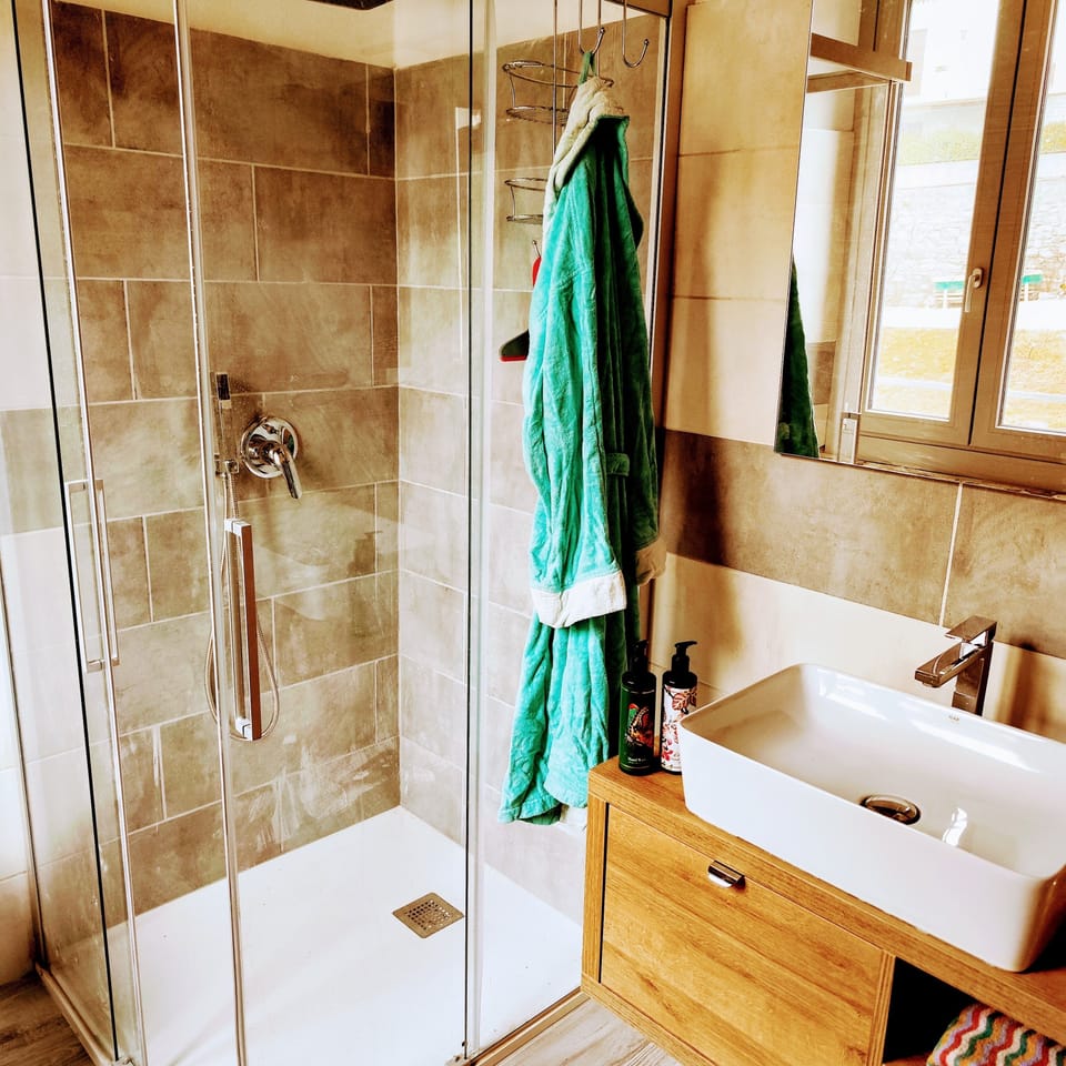 Junior Suite, Mountain View (mandatory web check-in) | Bathroom | Hair dryer, towels, soap, shampoo