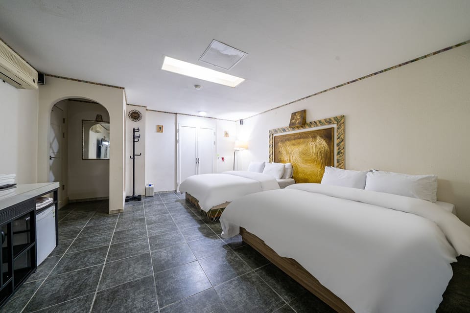 Premium Twin Room | Desk, laptop workspace, soundproofing, free WiFi