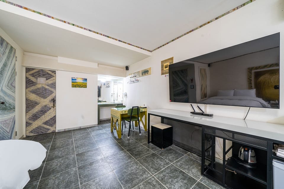 Desk, laptop workspace, soundproofing, free WiFi