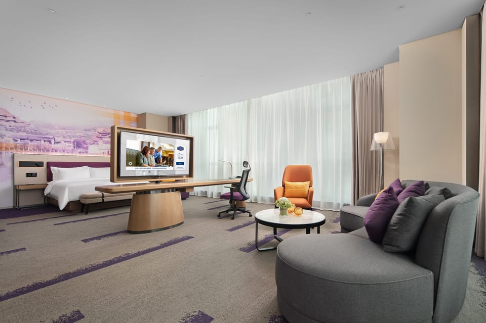 Business Suite | Free minibar, individually decorated, desk, laptop workspace