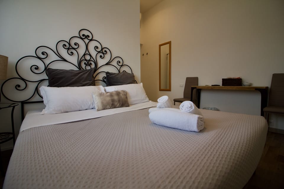 Double Room, Private Bathroom | Iron/ironing board, free cribs/infant beds, travel crib, free WiFi