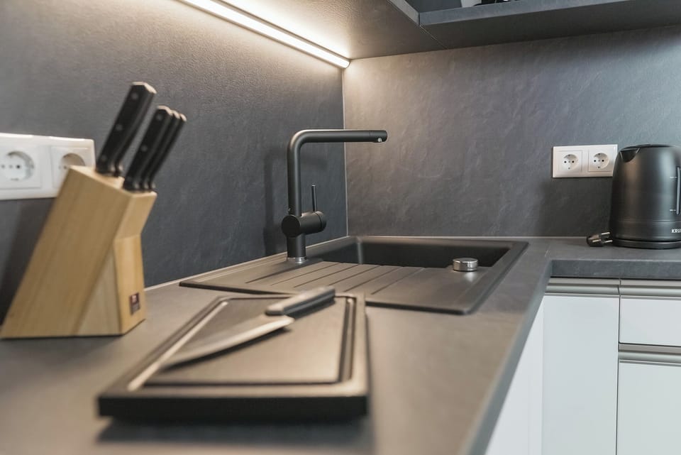 Full-size fridge, microwave, oven, stovetop