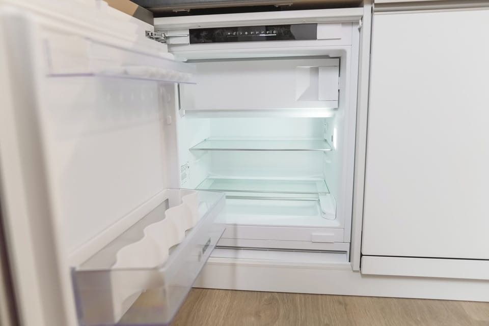 Full-size fridge, microwave, oven, stovetop