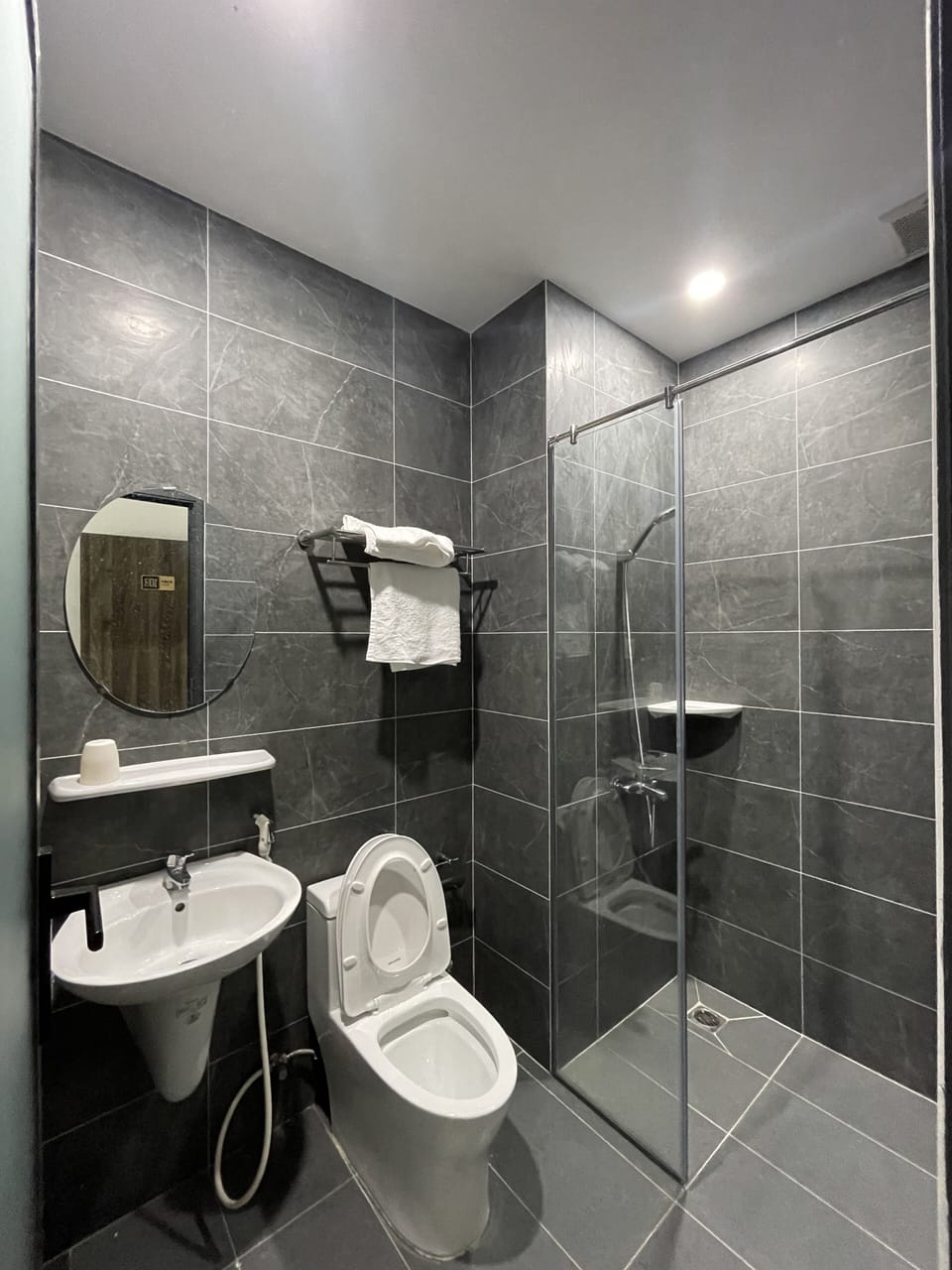 Standard Single Room, 1 King Bed | Bathroom | Shower, hydromassage showerhead, designer toiletries, slippers