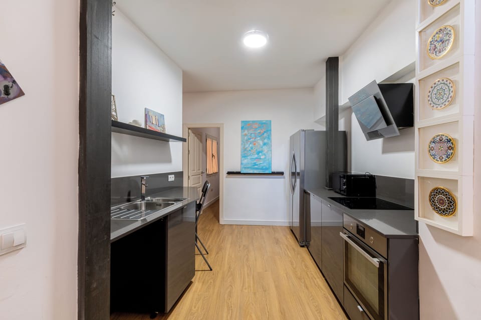 City House | Private kitchen | Oven, electric kettle, toaster