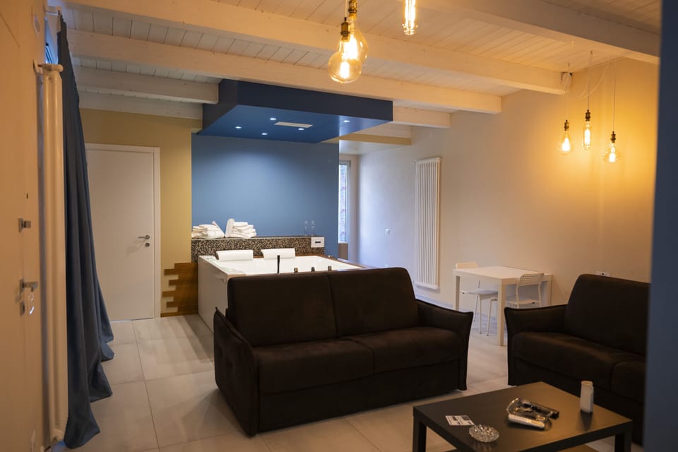 Suite Acqua | Egyptian cotton sheets, premium bedding, desk, laptop workspace