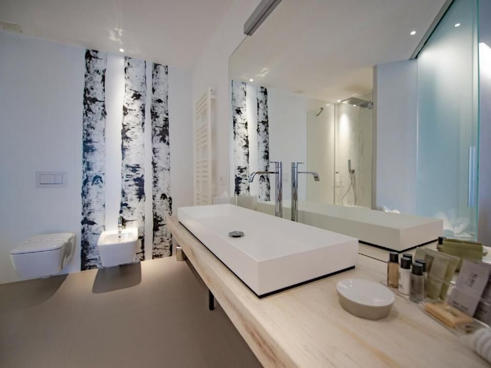 Superior Double Room, Garden View (San Vicino) | Bathroom | Shower, rainfall showerhead, hair dryer, bathrobes