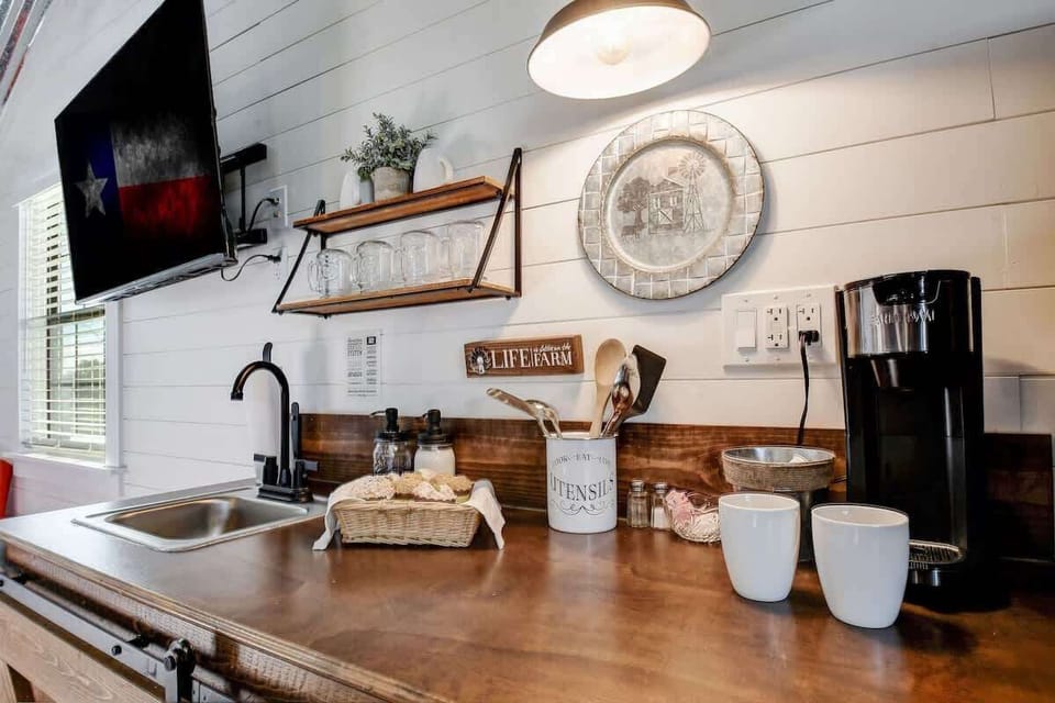 Cottage, Multiple Beds, Lanai (871 Old Harper- Cmbo) | Private kitchen | Coffee/tea maker