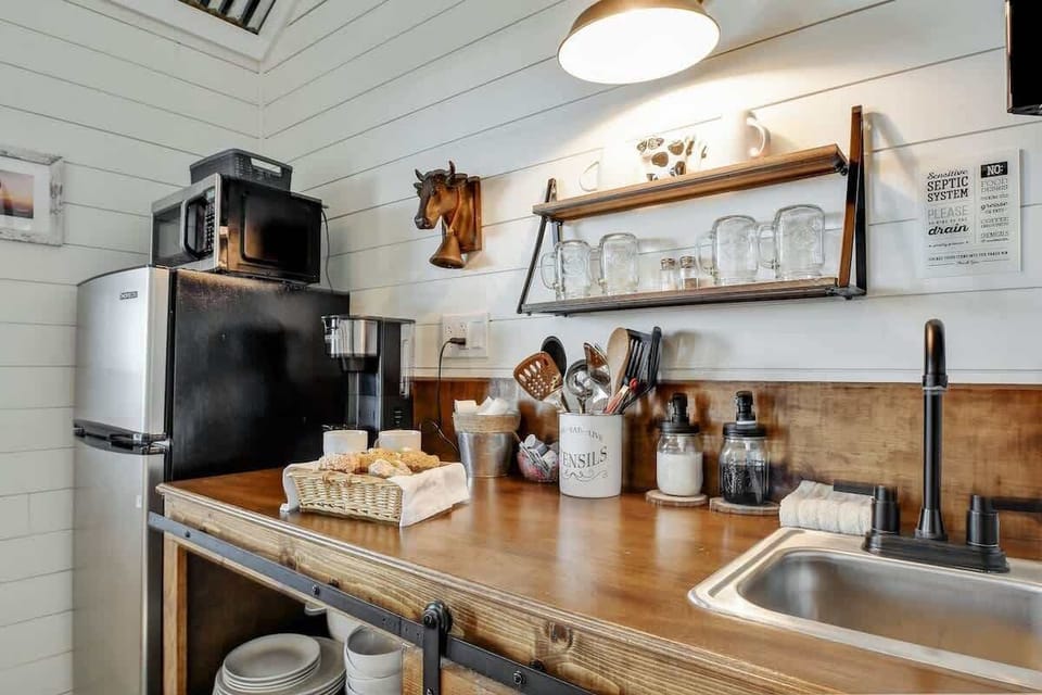 Cottage, Multiple Beds, Lanai (871 Old Harper- Cmbo) | Private kitchen | Coffee/tea maker
