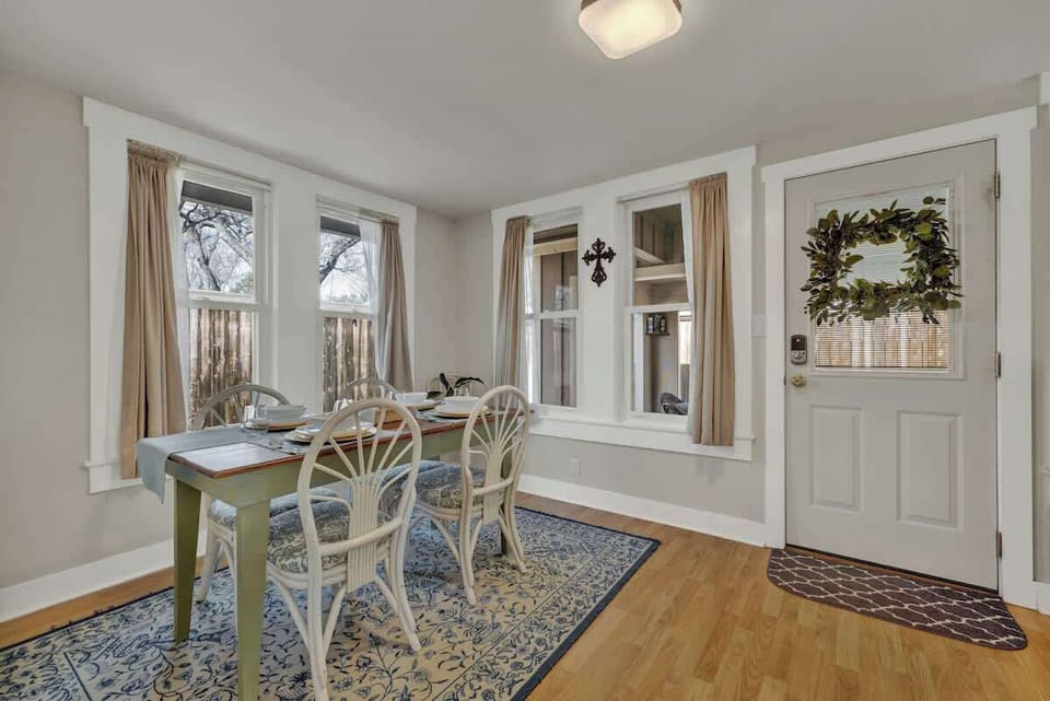 House, 1 Queen Bed with Sofa bed, Patio, City View (802 N Orange St.) | Dining