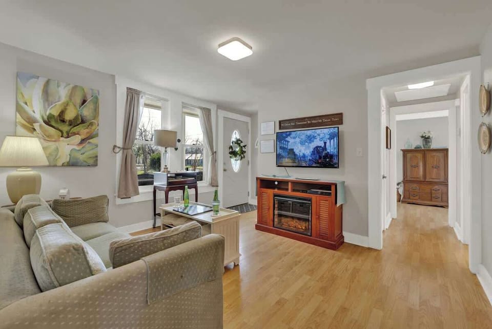 House, 1 Queen Bed with Sofa bed, Patio, City View (802 N Orange St.) | Living area | Fireplace