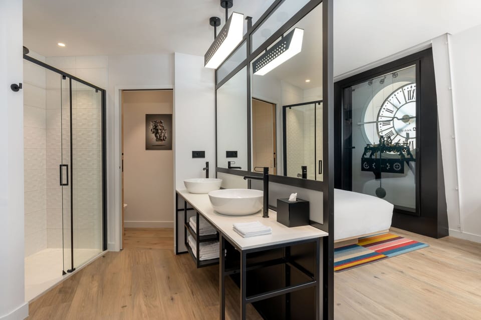 Suite, 1 King Bed with Sofa bed, City View | Premium bedding, minibar, in-room safe, desk