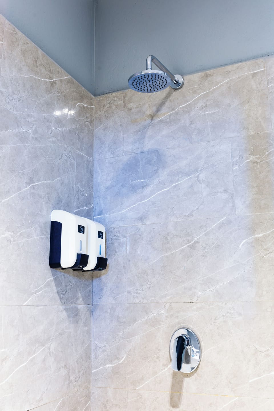 Business Room, 1 Queen Bed, Private Bathroom | Bathroom | Shower, free toiletries, towels