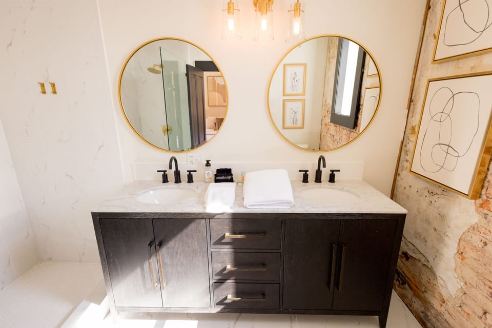 Family Double Room, Multiple Beds, Connecting Rooms | Bathroom | Free toiletries, hair dryer, towels, soap