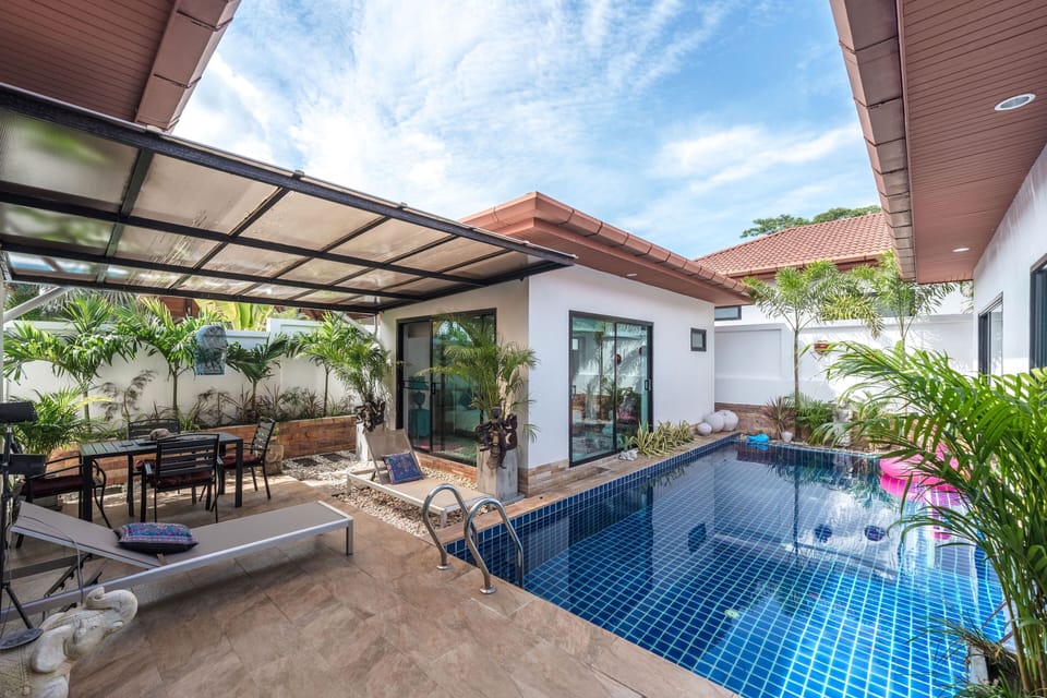 Outdoor pool, sun loungers