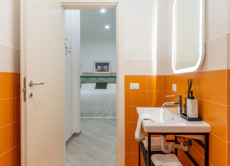 City Room | Bathroom | Shower, free toiletries, hair dryer, towels