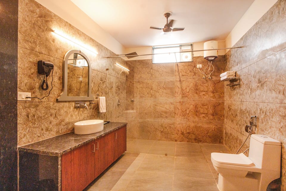 Super Deluxe room | Bathroom | Shower, free toiletries, hair dryer (on request), towels